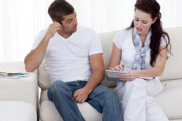 7090016 couple doing their budget