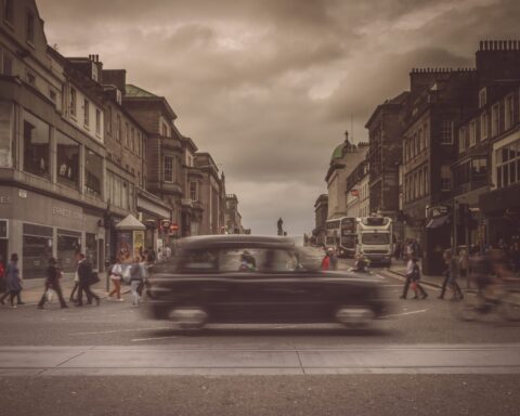 76423390 edinburgh street scene