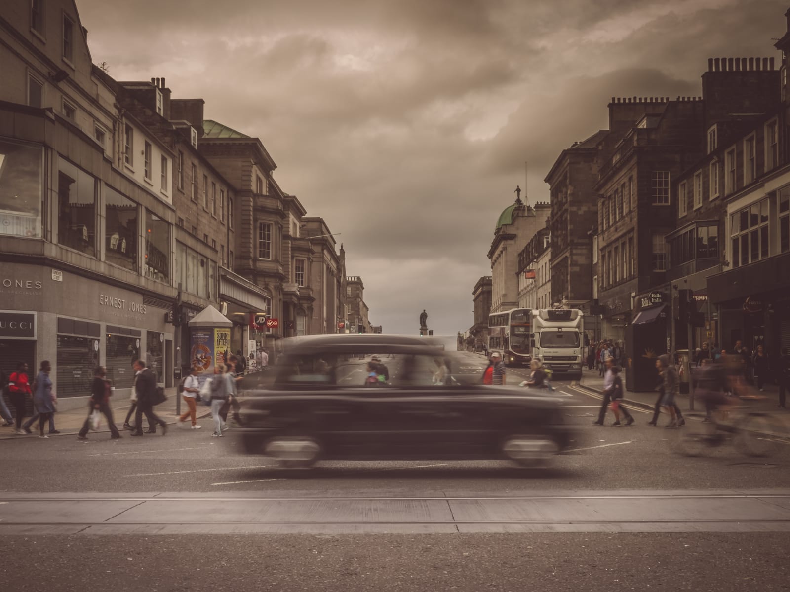 76423390 edinburgh street scene