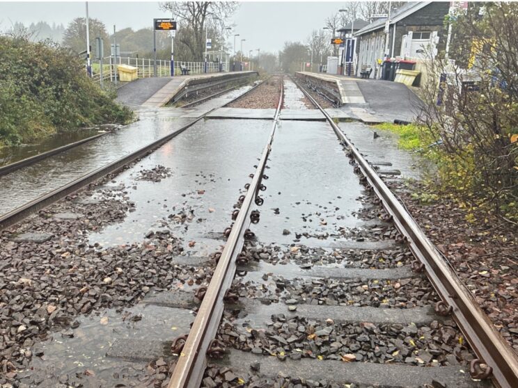Visual accompanying “54,000 Scottish Properties Still Without Electricity and Repairs Could Take Until Wednesday”