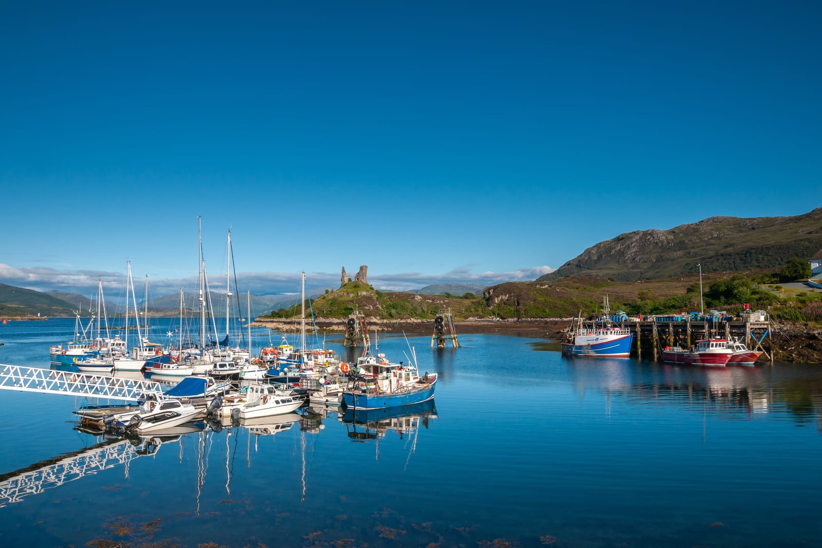 79159226 harbour of kyleakin castle moil isle of skye scotland