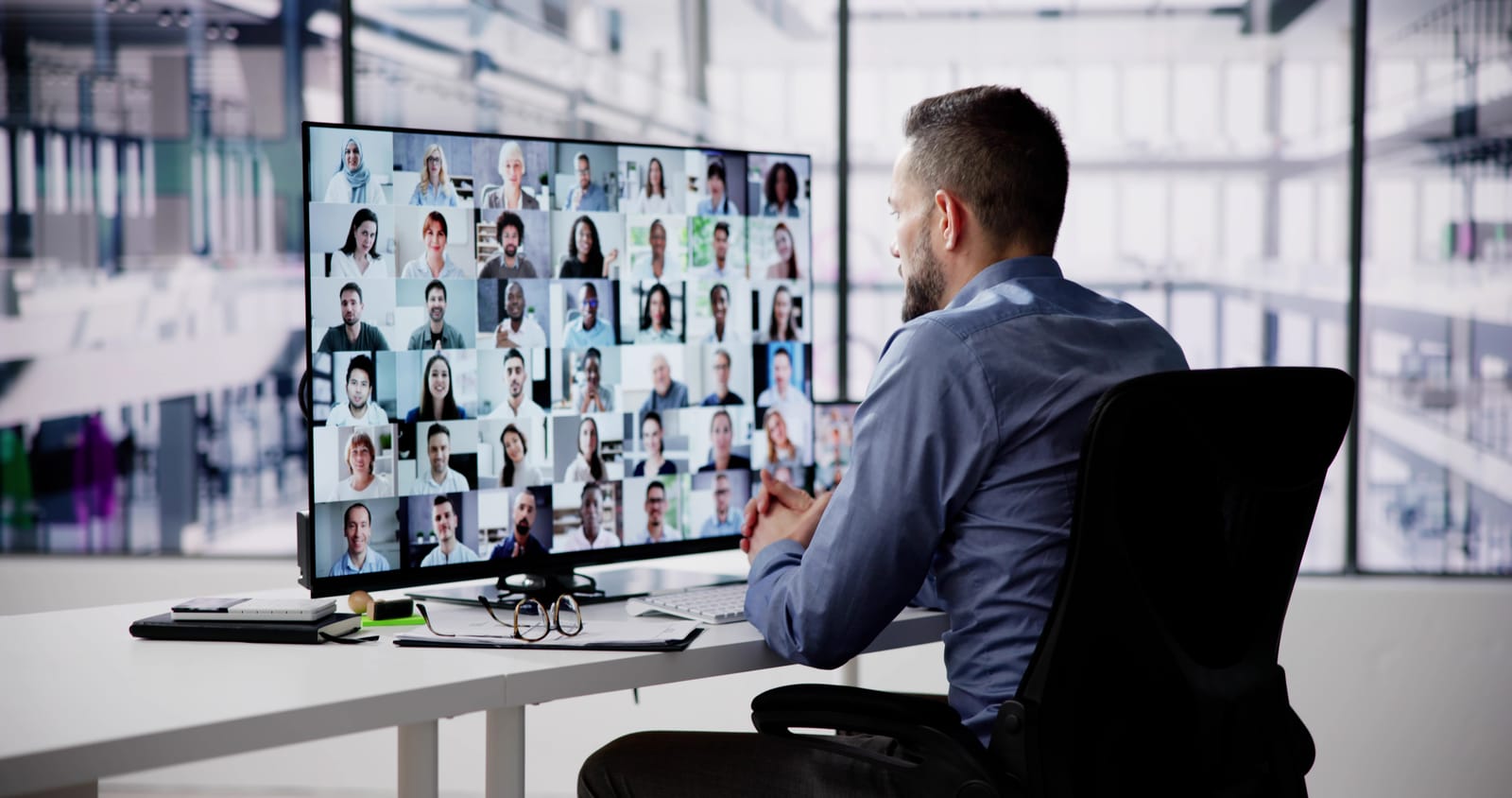 90780906 virtual hybrid meeting in office