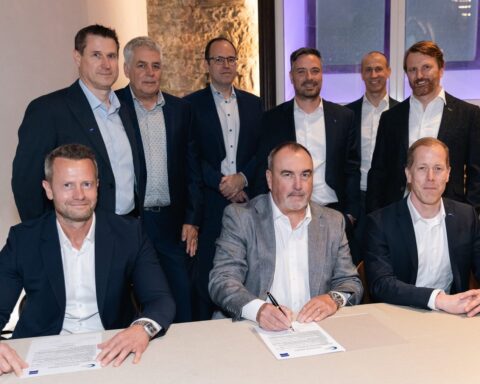 Bottom row from left to right: Sven Schwab, Head of FOB Automotive & Consumer at Zeiss Microoptics; Andy Travers, CEO of Ceres Holographics and Dr. Roman Kliendiest, Head of