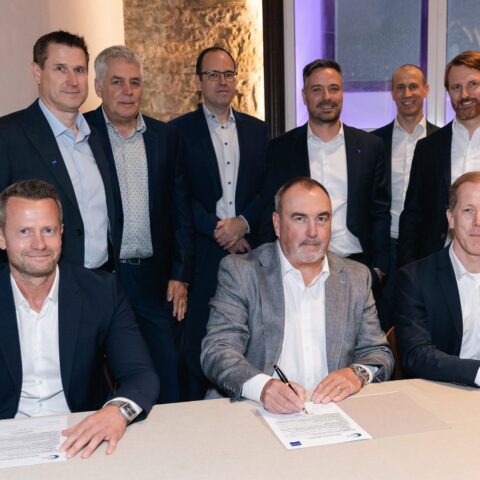 Bottom row from left to right: Sven Schwab, Head of FOB Automotive & Consumer at Zeiss Microoptics; Andy Travers, CEO of Ceres Holographics and Dr. Roman Kliendiest, Head of