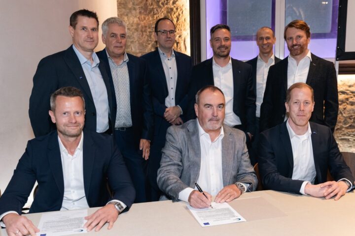 Bottom row from left to right: Sven Schwab, Head of FOB Automotive & Consumer at Zeiss Microoptics; Andy Travers, CEO of Ceres Holographics and Dr. Roman Kliendiest, Head of