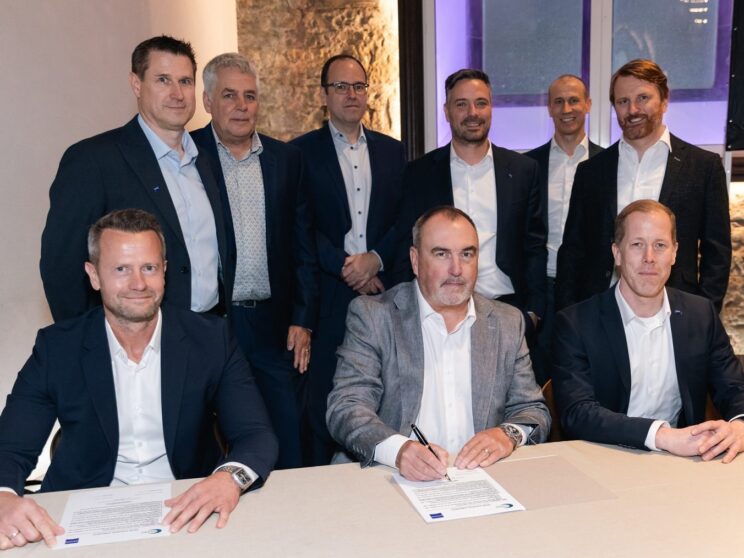 Bottom row from left to right: Sven Schwab, Head of FOB Automotive & Consumer at Zeiss Microoptics; Andy Travers, CEO of Ceres Holographics and Dr. Roman Kliendiest, Head of
