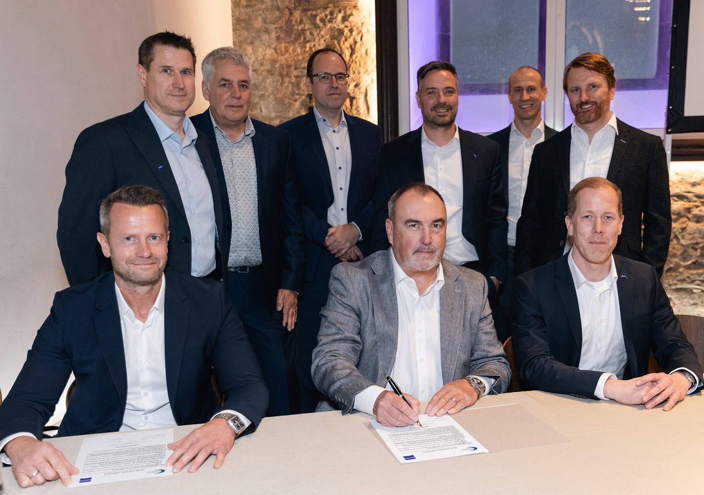 Bottom row from left to right: Sven Schwab, Head of FOB Automotive & Consumer at Zeiss Microoptics; Andy Travers, CEO of Ceres Holographics and Dr. Roman Kliendiest, Head of